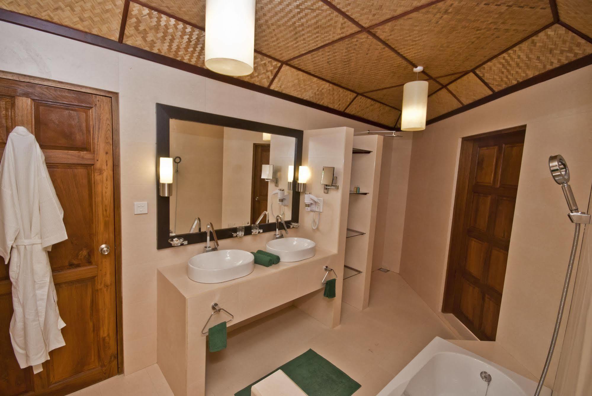 Safari Island Hotel Mushimasgali Exterior photo