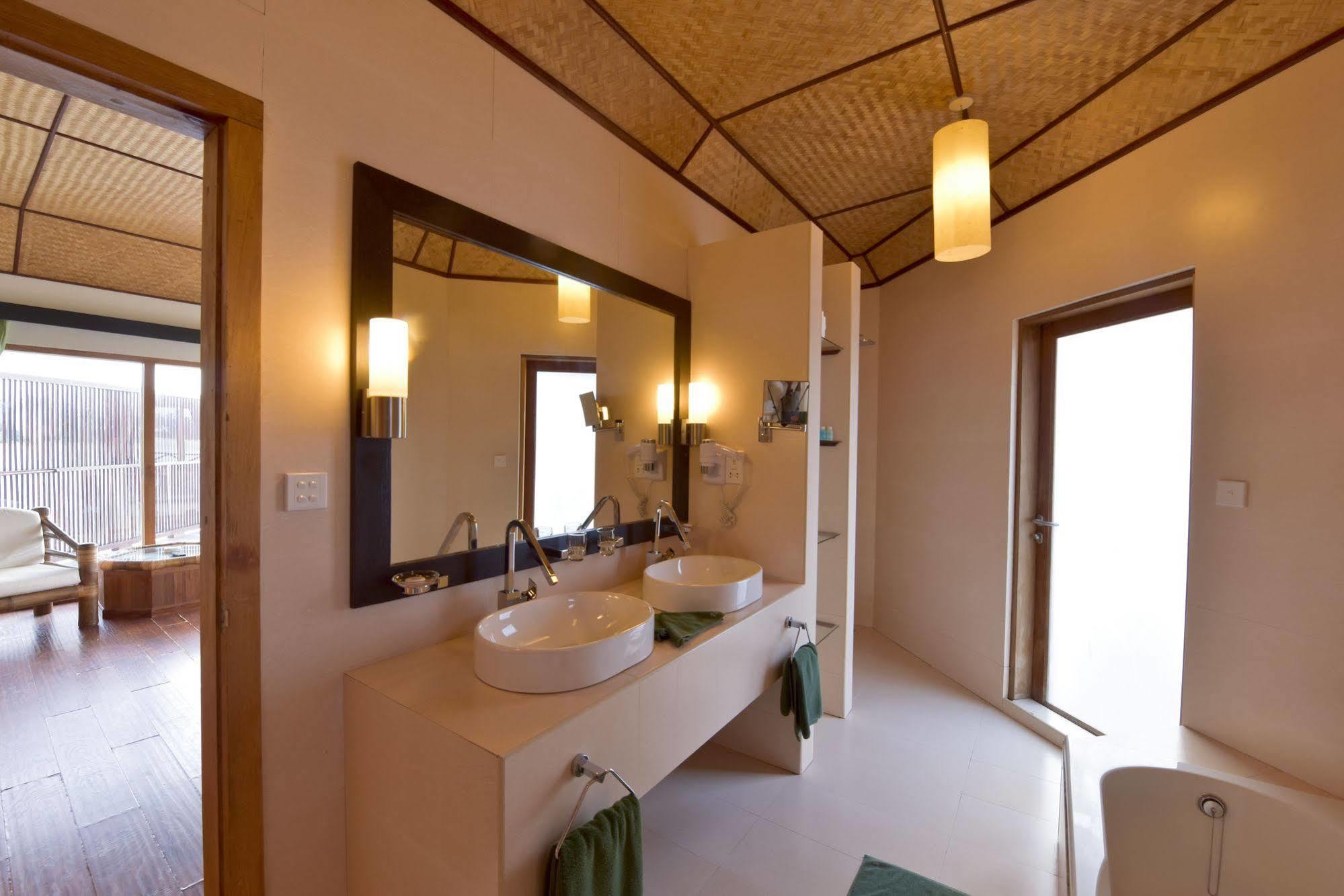 Safari Island Hotel Mushimasgali Exterior photo
